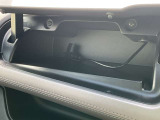 運転席収納・USB電源です。