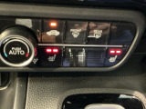 冷え込む朝や冬のドライブも、座面からじんわりと体温を伝えて温めてくれるシートヒーターです。エアコンの風が苦手な方にも優しく、寒い季節のお出かけを、ほっとするひとときに変えてくれる装備です。