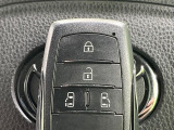【キーレス】少し離れた場所からでもボタン一つでドアの開錠・施錠ができるのでとっても便利!ドアの鍵穴周りに傷をつけることもありません♪