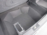 洗車道具などの小物の収納に便利なサブトランク