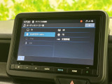 オーディオソース画面にはBluetooth Audioやラジオ、USBなどが表示され、使いたい音源を選びやすい構成です。画面と本体ボタンを組み合わせて、日常の音楽再生も手軽に楽しめます。