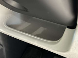 ドライバーズロアーポケットです。