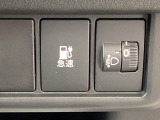 急速充電時は、車内の専用スイッチを操作することで充電口の蓋が開く仕組みです。車内からの操作に限定することで、誤接続や差し間違いを防ぐ安全性の高い設計となっています。