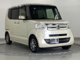 狭い駐車場でも、スライドドアならチャイルドシートへのお子さまの乗降や荷物の積載もスムーズ。とても便利な【助手席側。電動スライドドア】ドアハンドを少し引くだけでリアドアが自動開閉します。