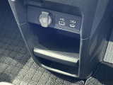 USB端子や12V電源、スマホトレーやセンターロアーポケットなどを装備しておりますので、便利にお使いいただけます。
