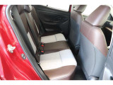後席シートは分割可倒式。乗せる荷物や乗車人数に合わせて片側ずつ倒すことが出来ます。
