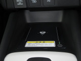 ワイヤレス充電器がついています。対応スマートフォンを置くだけで充電が可能です。