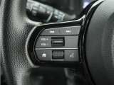 ◆オーディオリモコンスイッチ◆ハンドルにスイッチが装備されてます。視点をそらすことなく、ボリューム調整・オーディオソース切替・選曲が出来ます。安全運転しながら操作が可能になりました。