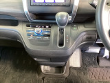 足元スッキリ、インパネシフトです。パーキングブレーキはフットブレーキタイプなので、運転席と助手席の間がスッキリしています。