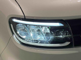 対象物が見やすく白く明るい光で夜間走行をサポートするLEDヘッドランプを搭載