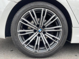 BMWならではの卓越した走りを支えるホイールと足回りです!日本車の走りに慣れている方にもぜひ体感して頂きたいほど、高いレベルでまとまっています!純正18インチアルミホイール。