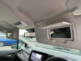 運転席と助手席にはバニティーミラーが装備されております。