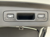 横滑りを抑制し車の姿勢の安定を図るVSA機能、車庫入れや縦列駐車など狭い場所でも安心な障害物センサー搭載。運転席とリアゲート本体に開閉スイッチを装備し、とても便利な電動リアゲート!