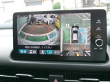 マルチビューカメラ付きです。駐車の際、これがあれば車庫入れに自信が無い方も安心です!一度使うと手放せない必須装備です!