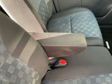 運転席にアームレストがあるので運転が楽チンです。