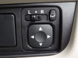 【電動格納ドアミラー】狭い駐車場で便利な電動格納ドアミラーが付いています。