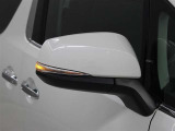 サイドターンランプ付きドアミラー。車両のドレスアップと右左折時の被視認性を兼ね備えたお洒落なミラーです。
