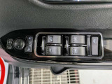 パワーウィンドウのスイッチですよ。運転席に居ながら窓を開け閉めのコントロールできます。
