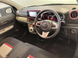 運転席周りのレイアウトをご覧ください。ナビゲーションが綺麗に装着されすっきり収まってますね!