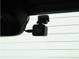 ◆リアにもドライブレコーダーを装備しております◆映像・音声などを記録する自動車用の装置です。もしもの事故の際の記録はもちろん、旅行の際の思い出としてドライブの映像を楽しむことができます。