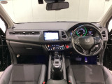 車内は光触媒抗菌消臭施工済です。インパネ周りはスタイリッシュなデザインです。グローブボックスやカップホルダーのほかにトレーなどたくさんの収納スペースが付いています。