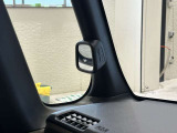 運転席から車体左側を確認するための「ピタ駐ミラー」が付いております。細かい使いやすさにもこだわっております。