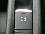 電動パーキングブレーキは、従来の足踏み式に比べ、しっかりと車をホールドしてくれるので安心です。女性の方には特に安心いただける装備です