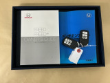 メンテナンスノート【点検整備記録簿・保証書】、取説も揃ってます。スマートキーはバッグなどにしまったままボタン操作でエンジン始動・停止やハイブリッドシステムの起動や停止ができて大変便利です