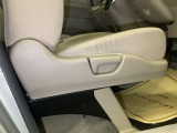 手動のレバーを使って、背もたれの角度を変えることができます。