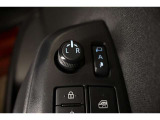 狭い場所も苦になりません。電動格納ドアミラー装備。