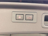 パワーテールゲート装備!荷物を持っていてもスイッチ一つでテールゲートの開閉が可能です!パワーテールゲートは運転席からも操作することが可能です!