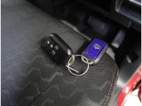 リモコンキーを取り出さなくてもエンジンのON/OFFやドアの開錠・施錠がスイッチ一つで行えるスマートキーです♪