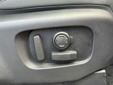 【電動シート】シートポジションは電動にて微調節が可能になります。