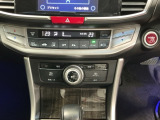 【左右独立オートエアコン】左右席で独立温度コントロールが可能です。運転席はキンキンに冷やして助手席はマイルドにと言った設定が可能です☆暑さ寒さでケンカすることもなくなりますね♪