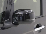 ◆ドアミラーウインカー◆ドアミラーにウインカーを装備しています。対向車に自身の進行方向を合図し安全に運転できます。