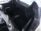 室内にも高価なカーボンパーツが採用され、機能美とスポーティな要素が見事に調和しています。