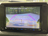【バックカメラ】駐車時に後方がリアルタイム映像で確認できます。大型商業施設や立体駐車場での駐車時や、夜間のバック時に大活躍!運転スキルに関わらず、今や必須となった装備のひとつです!