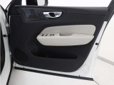 運転席ドアの全景です。キャビンを彩るすべてのものに、機能を形にした美しさが備わっています。