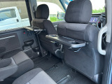 運転席/助手席の後ろにシートバックテーブル装備!軽い食事などに便利ですね☆