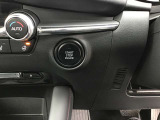 【 プッシュボタンスタートシステム 】 「アドバンストキーを携帯し、ブレーキペダルを踏みながらインパネ上のボタンを押すだけで、エンジンの始動/停止ができます。」