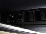 パワーウィンドウスイッチで運転席から全席の窓の開閉ができます。