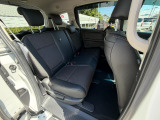 2列目にご乗車の方もゆったり足が組める驚きの広さです。