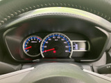 速度計やエンジン回転計、燃料残量の表示がまとまり、運転中に必要な情報を確認しやすい配置です。走行前後の状態確認にも役立つメーターまわりです。