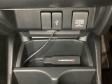 アクセサリーソケットはUSBのアダプターなどをつければ、スマホの充電にも使えます。横にはナビゲーション用の外部入力可能なUSB端子がついており、周辺には物が置けるボックスがついています。