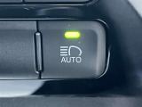 夜間の対向車や先行車を検知してヘッドライトを切り替える先進機能を搭載しています