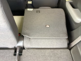リアシートは簡単に倒すことができるので、ラゲッジルームも広がります。