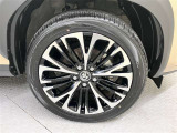 純正のアルミホイール装着。タイヤサイズは215/50R18