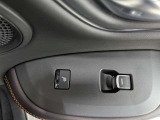 パワーウィンドウのスイッチですよ。運転席に居ながら窓を開け閉めのコントロールできます。