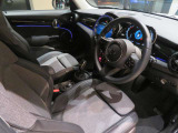 オットマン付きなので、長時間運転でも疲れにくいです♪