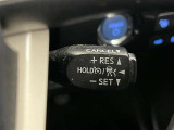 クルーズコントロール機能が付いています。 速度を設定するとアクセルを踏まなくても一定の速度で走ることができます。  高速道路ではとても便利な装置なんです。